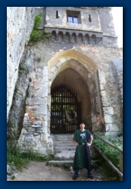 Dirk von Hammerstein vor der Burg Ojcow (Route der Adlernester bei Krakau)